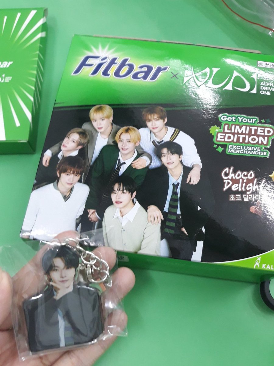 19wons's tweet photo. ald1 x fitbar preview!! unit sangwon arno, anxin junseo sanghyeon, leo xinlong theres box for group and get keyring and photocard a / b ver if buy one box.. so pretty 😭💚 https://t.co/DljYaQ1wsq