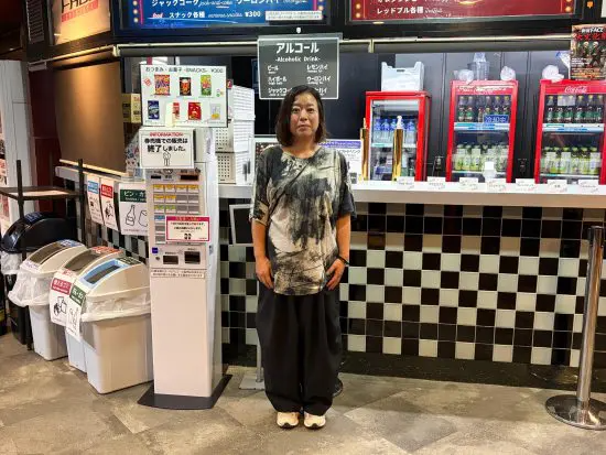 weekly_SPA's tweet photo. 9月末で閉館する”プロレスの聖地”「新宿FACE」支配人を直撃。
約21年間で印象に残ったエピソードを聞いてみた。

https://t.co/iUEAu5XfOG

「あるレスラーが取材で連れてきたペットの蛇が逃げ出しました。1週間後ぐらいに、うちの事務所でひょっこり出てきて（笑）」

「閉館に向けた対応を行っている際、DDTの高木三四郎さんから“協力するので最後までがんばりましょう”と声をかけられまして」