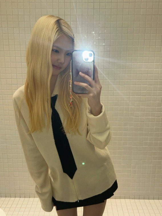 SEOHEEFRANCE's tweet photo. 📸 :: WVRS

#SEOHEE sur l’application !

#서희 #TUIDE #튜이드 https://t.co/UwUpojS3TD