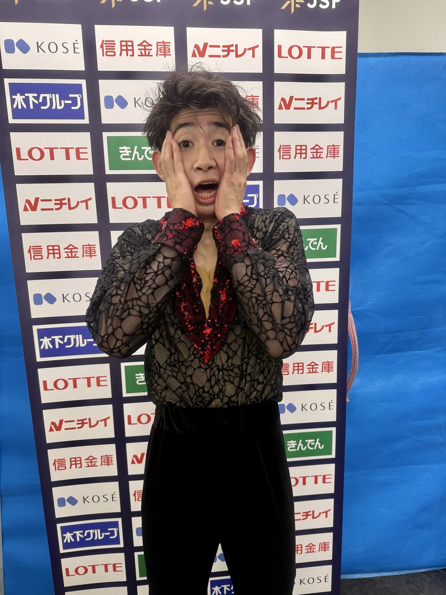 online_on_ice's tweet photo. ❄️中四国九州選手権🍑ジュニア男子SP❄️

1位 67.07  #植村駿 選手
ホームリンクで行われている今大会🏠
全日本へ繋がる大事な1戦目と考えてしまい緊張MAXに😭
「いつもと氷の感覚も違うように感じた😖」

JGP大会から帰国後、たくさん練習を積み重ねて調子が良かっただけに3Aパンクの悔しさが😭

🗣️FSはかますだけ🔥
全日本に繋がるいい演技をしたい！
4Sに挑戦予定です👊

📸悔しい😱
#figureskate  #FOD #フジスケ #全日本ジュニアへの道 
#ShunUEMURA