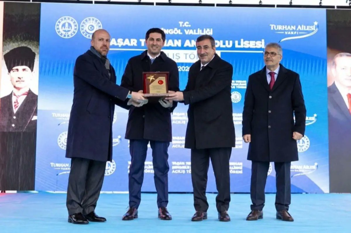 soLPortal2026's tweet photo. Pusula Holding patronu Serdar Turhan'ın yükselişi: İktidarla poz verdi, milyarlar vurguna aktı

📌Pusula Holding bünyesindeki fonda işlem yaptığı belirlenen 12 kişiden 7’sine yönelik 3. dalga operasyon düzenlendi. Daha önce tutuklanan holding patronu Serdar Turhan’ın fonlarının patlaması devletin zirvesiyle verdiği fotoğraftan sonra oldu.
https://t.co/zIETyPklxp