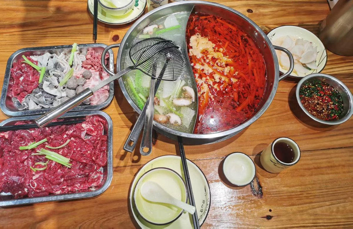 Qw1koVoV's tweet photo. 不含牛蛋、牛脊水的牛八宝🍲
​螺蛳粉味的酸辣锅（不臭）
​从来没喝过的大窑
​终于不用嗦粉了☺️ https://t.co/zyPZggLDiw