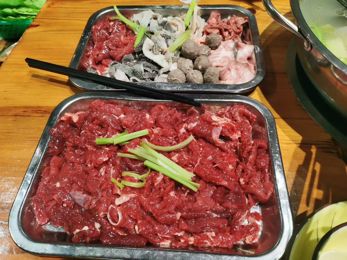 Qw1koVoV's tweet photo. 不含牛蛋、牛脊水的牛八宝🍲
​螺蛳粉味的酸辣锅（不臭）
​从来没喝过的大窑
​终于不用嗦粉了☺️ https://t.co/zyPZggLDiw