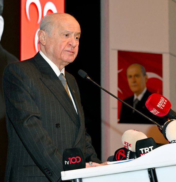 ayyildirim1's tweet photo. Liderimiz Sayın Devlet Bahçeli: Dil; bir milletin kültürüne anlam, ruh ve içerik kazandıran; duygu ve düşüncelerin kuşaktan kuşağa aktarılmasını sağlayan vazgeçilmez bir değerdir. Milletler, tarih boyunca sahip oldukları ahlakı, gelenekleri, hatıraları, yaşayış biçimlerini ve ortak değerleri büyük ölçüde dilleri aracılığıyla muhafaza etmişlerdir. Bu yönüyle Türkçe, milletimizin hafızası, ortak bilinci ve müşterek duygularının taşıyıcısıdır.

Türkiye’nin varlığı ve geleceği, Türkçenin varlığı ve geleceğiyle doğrudan bağlantılıdır. Türkçemiz, yalnızca bir iletişim ve anlaşma aracı değil; aynı zamanda bizi millet yapan, tarihimizden ve kültürel birikimimizden beslenen temel değerlerimizden biridir. Yüzlerce kuşağın düşüncesini, hatırasını ve tecrübesini taşıyarak bugünlere ulaşan Türkçe, geçmiş ile gelecek arasında kurduğumuz en güçlü köprülerden biridir. Bu nedenle Türkçeyi korumak, yaşatmak, geliştirmek ve gelecek kuşaklara aktarmak, devlet ve millet olarak ortak sorumluluğumuzdur.

Türkçenin zayıflaması ve zaman içerisinde başka diller karşısında kendi gücünü kaybetmesi, yalnızca dil alanında yaşanacak bir değişim olarak görülmemelidir. Dilin zayıflaması; kültürel aidiyetin, millî şuurun ve ortak kimliğin de zedelenmesine yol açabilecek önemli bir meseledir. Çünkü dil, millet fertleri arasındaki aidiyet duygusunu güçlendiren, ortak bir “biz” anlayışını besleyen ve toplumsal birlikteliği perçinleyen, yaşayan bir varlıktır.

Türkçe, tarih boyunca milletimizin siyasal ve kültürel varlığının şekillenmesinde önemli bir rol üstlenmiştir. Orhun Anıtlarından Kaşgarlı Mahmut’a, Ahmet Yesevi’den Karamanoğlu Mehmet Bey’e, Yunus Emre’den Ali Şir Nevai’ye uzanan büyük bir kültür mirasının taşıyıcısı olan Türkçemiz; bin yıllık kardeşliğin, ortak hafızanın ve müşterek ülkülerin güçlü bir bağlayıcısıdır. Bu nedenle Türkçenin korunması, yalnızca geçmişe sahip çıkmak değil, geleceğimizi de güvence altına almaktır.

Güzel Türkçemizin bilim, sanat, edebiyat ve düşünce dili olarak daha da güçlenmesi; doğru, temiz ve özenli kullanılması hepimizin ortak sorumluluğudur. Yabancı kavram ve sözcüklerin ölçüsüz biçimde dilimizi kuşatmasına karşı Türkçenin kendi imkânlarını geliştirmek, zenginliğini ortaya çıkarmak ve çağın ihtiyaçlarına cevap verebilen güçlü bir dil olarak yaşatmak büyük önem taşımaktadır.

Türkçe, ecdadımızdan bizlere bırakılmış kutlu bir emanettir. Onu sevmek, korumak, geliştirmek ve gelecek kuşaklara bütün zenginliğiyle aktarmak millî bir görevdir.

26 Eylül Türk Dil Bayramı vesilesiyle, Türkçemizin geçmişten geleceğe uzanan güçlü ve canlı bir kültür mirası olarak yaşamasını; bilimde, sanatta, edebiyatta ve hayatın her alanında daha da güçlenmesini diliyor, 26 Eylül Türk Dil Bayramı’nı kutluyorum.