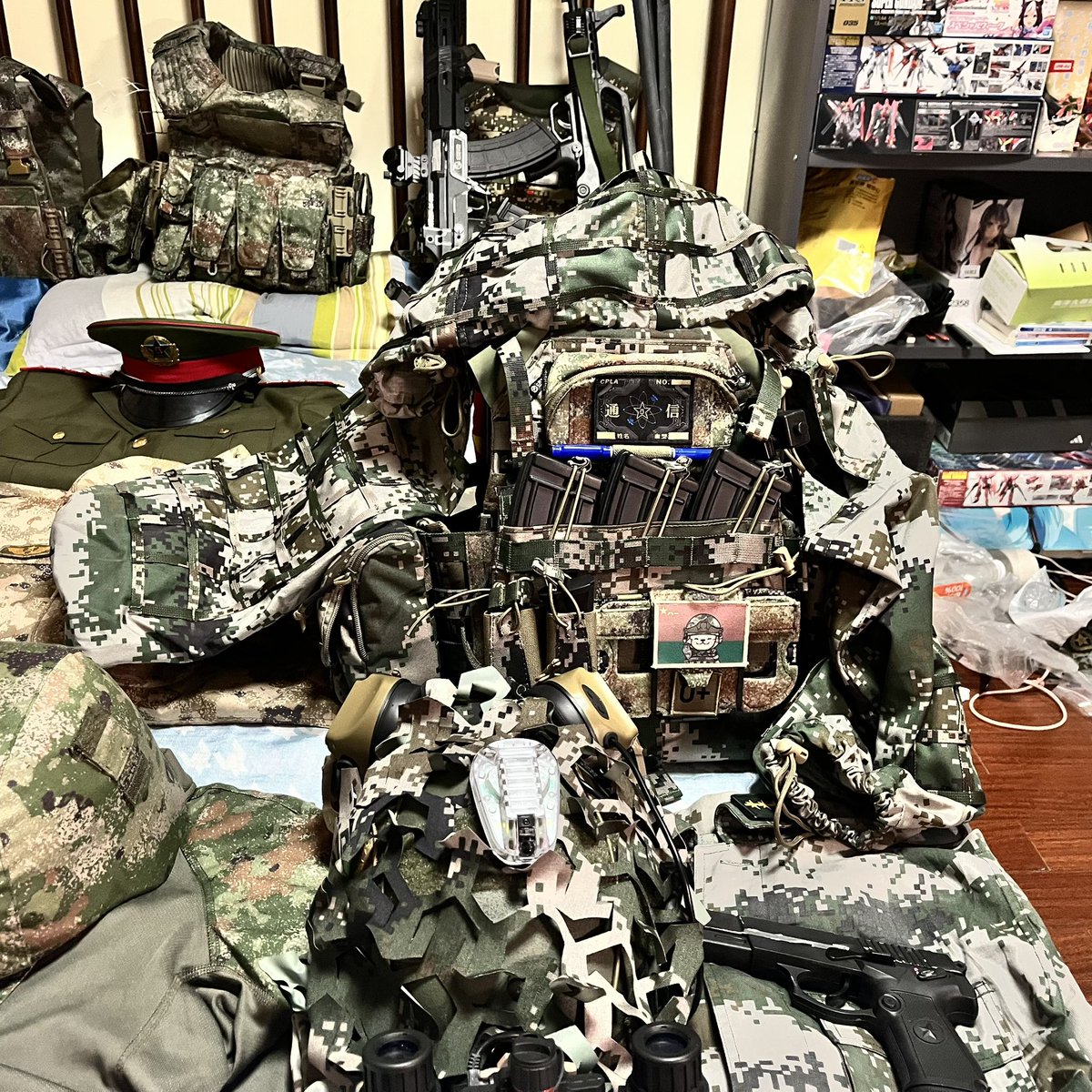 3261386969w's tweet photo. 玩了一年的造型 玩過俄軍 pla 99警 慢慢畢業了好多造型 祝百萬尼龍佬造型也來越好 https://t.co/oTvL70jaQ1