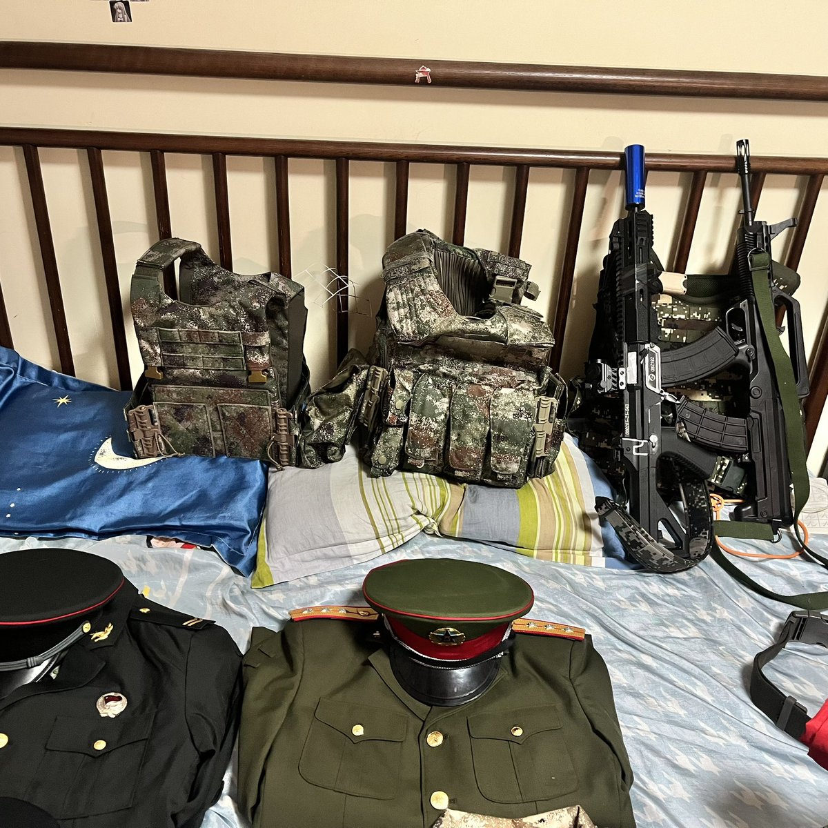3261386969w's tweet photo. 玩了一年的造型 玩過俄軍 pla 99警 慢慢畢業了好多造型 祝百萬尼龍佬造型也來越好 https://t.co/oTvL70jaQ1