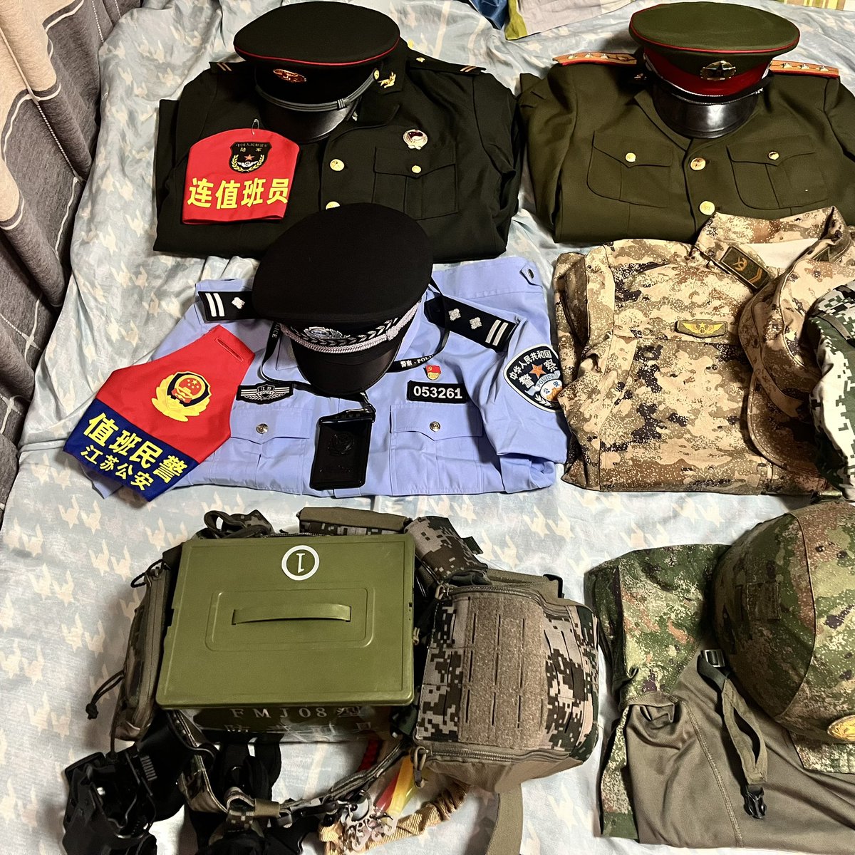 3261386969w's tweet photo. 玩了一年的造型 玩過俄軍 pla 99警 慢慢畢業了好多造型 祝百萬尼龍佬造型也來越好 https://t.co/oTvL70jaQ1