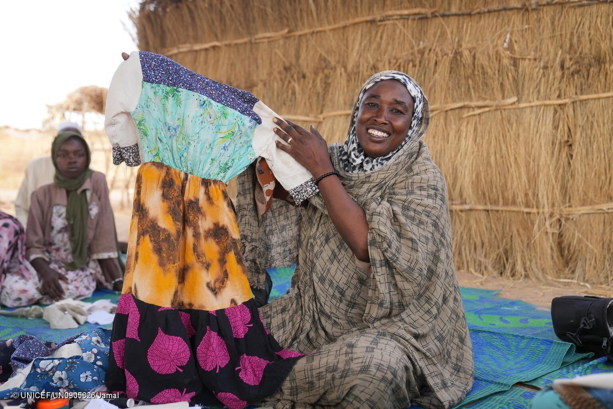 UNICEFSudan's tweet photo. ما الذي يمكن أن تفعله أم واحدة لبناء حياة أفضل لأطفالها النازحين؟ 

ساعدت نورا، وهي أم لثلاثة أطفال، مجتمعها في زراعة أكثر من 1700 شجرة في مخيم كايما، #طويلة - مما ساعد العائلات على بناء حياة أكثر خضرة وصحة. https://t.co/SSW1OCB7sq