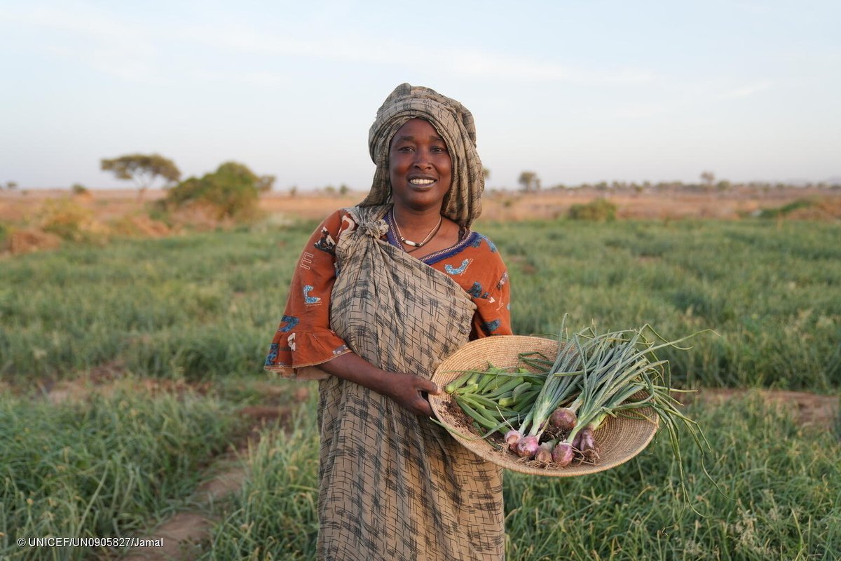 UNICEFSudan's tweet photo. ما الذي يمكن أن تفعله أم واحدة لبناء حياة أفضل لأطفالها النازحين؟ 

ساعدت نورا، وهي أم لثلاثة أطفال، مجتمعها في زراعة أكثر من 1700 شجرة في مخيم كايما، #طويلة - مما ساعد العائلات على بناء حياة أكثر خضرة وصحة. https://t.co/SSW1OCB7sq