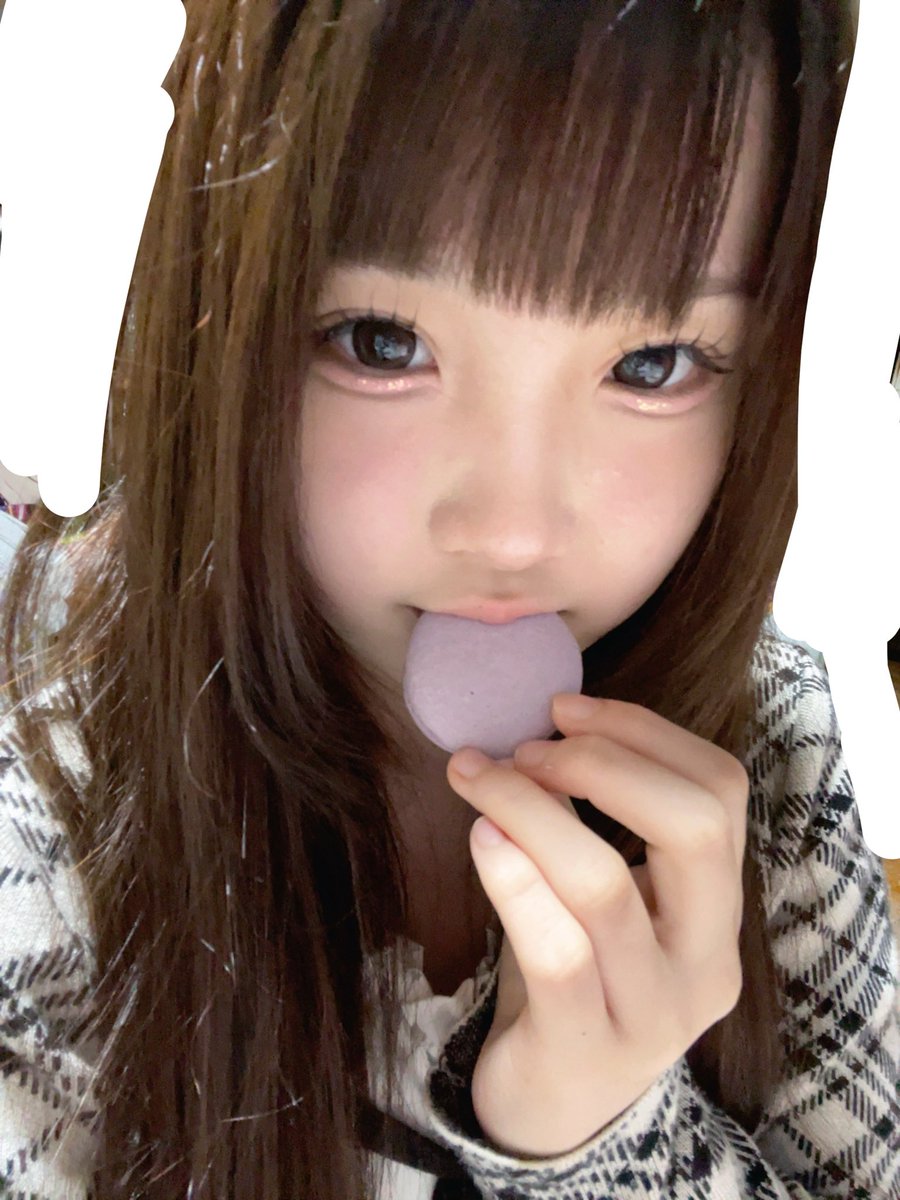 stelLab2026's tweet photo. ねねだよー！！
髪ボッサボサでやばい！笑笑
マカロン買ってもらった〜🥹🥹
色合いかわいい♡♡♡ https://t.co/ZPsiMLj56l