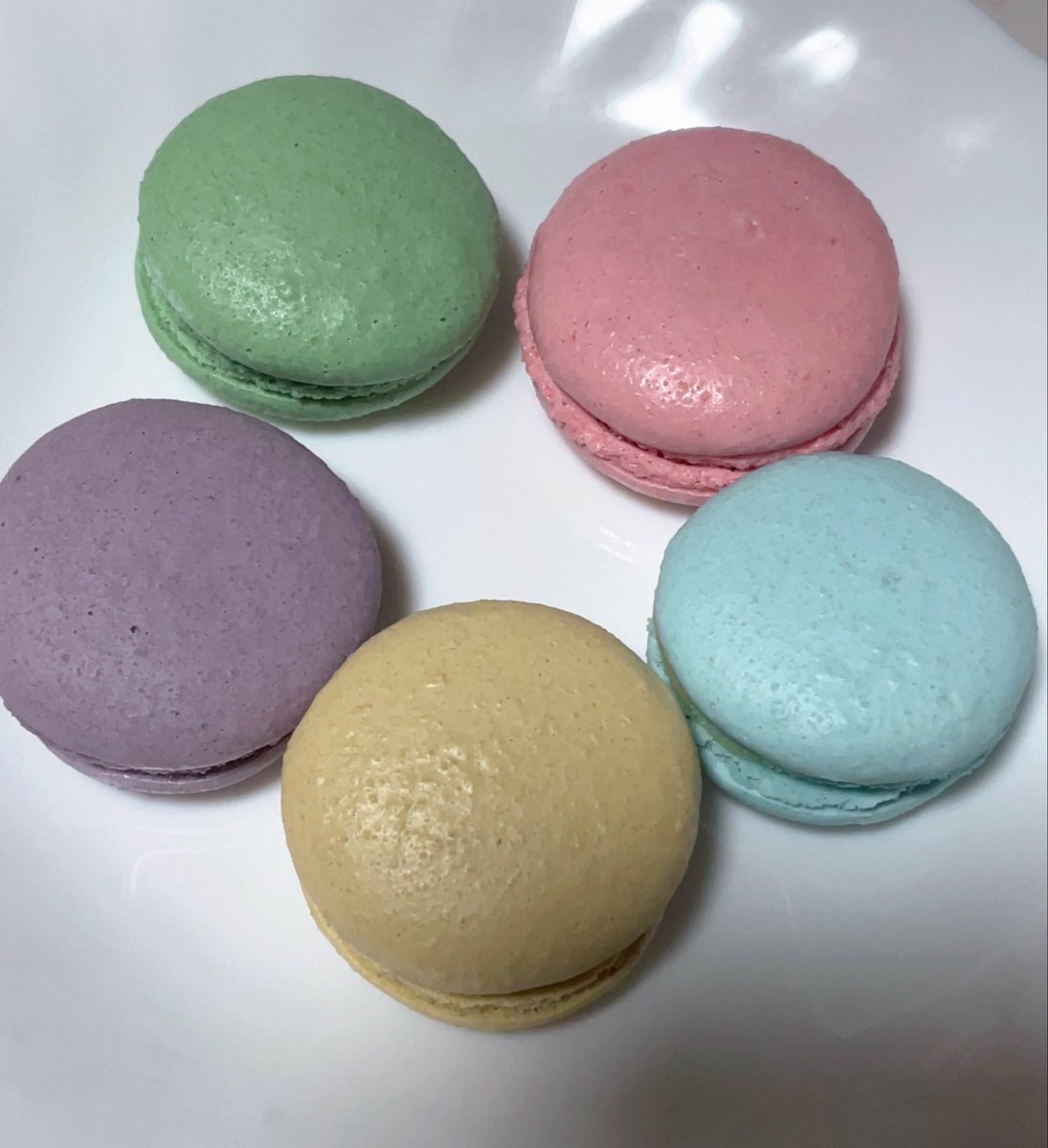 stelLab2026's tweet photo. ねねだよー！！
髪ボッサボサでやばい！笑笑
マカロン買ってもらった〜🥹🥹
色合いかわいい♡♡♡ https://t.co/ZPsiMLj56l