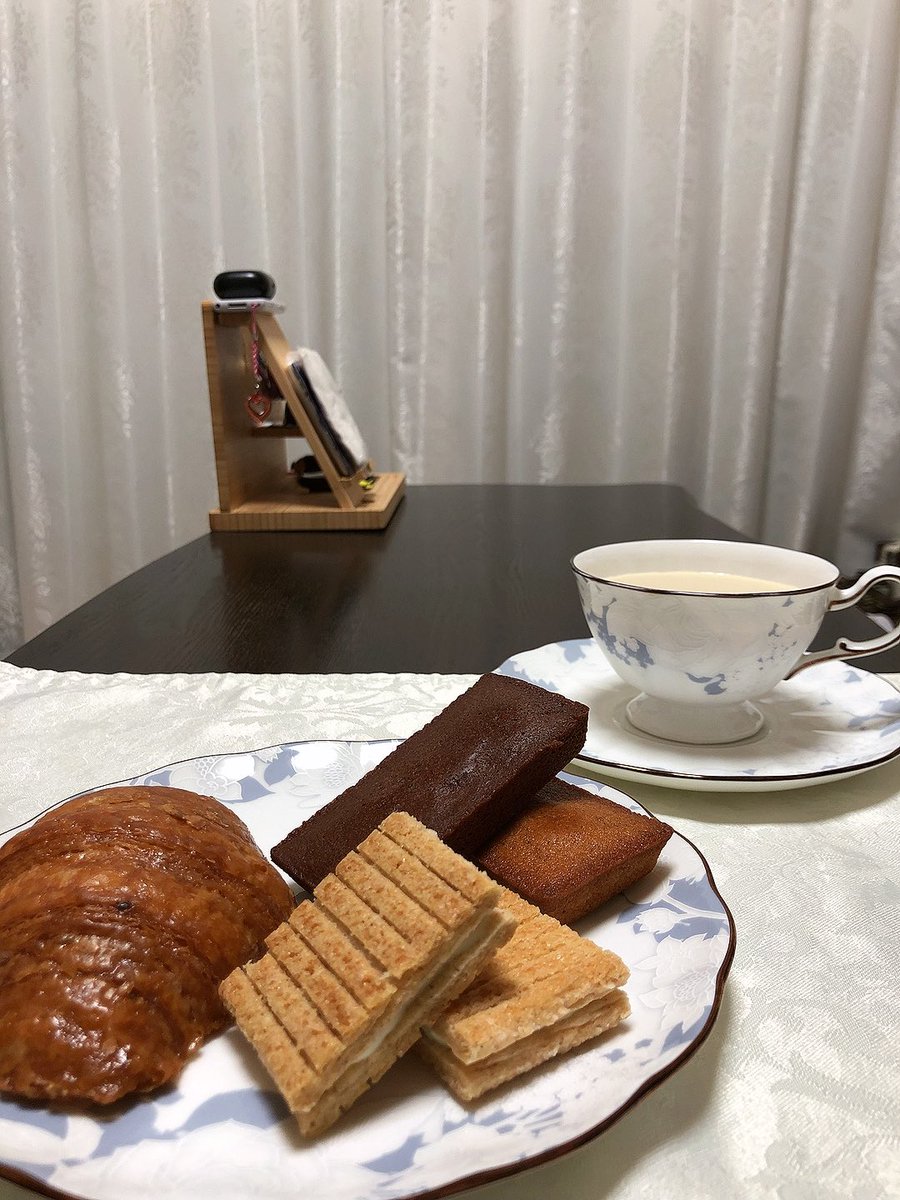 GRACE08468403's tweet photo. 晩ごはん〜(ﾉ*°▽°)ﾉ

 #チョコレートバンク さん
・生キャラメルクロワッサンラスク

 #シュガーバターの木 さん
・シュガーバターサンドの木2種(プレーン、シャインマスカット)

 #ブノワニアン さん
・フィナンシェ2種(プレーン、ショコラ)

 #8jours さん
・アイスミルクティー(月夜の四重奏) https://t.co/gLGRqWLryc