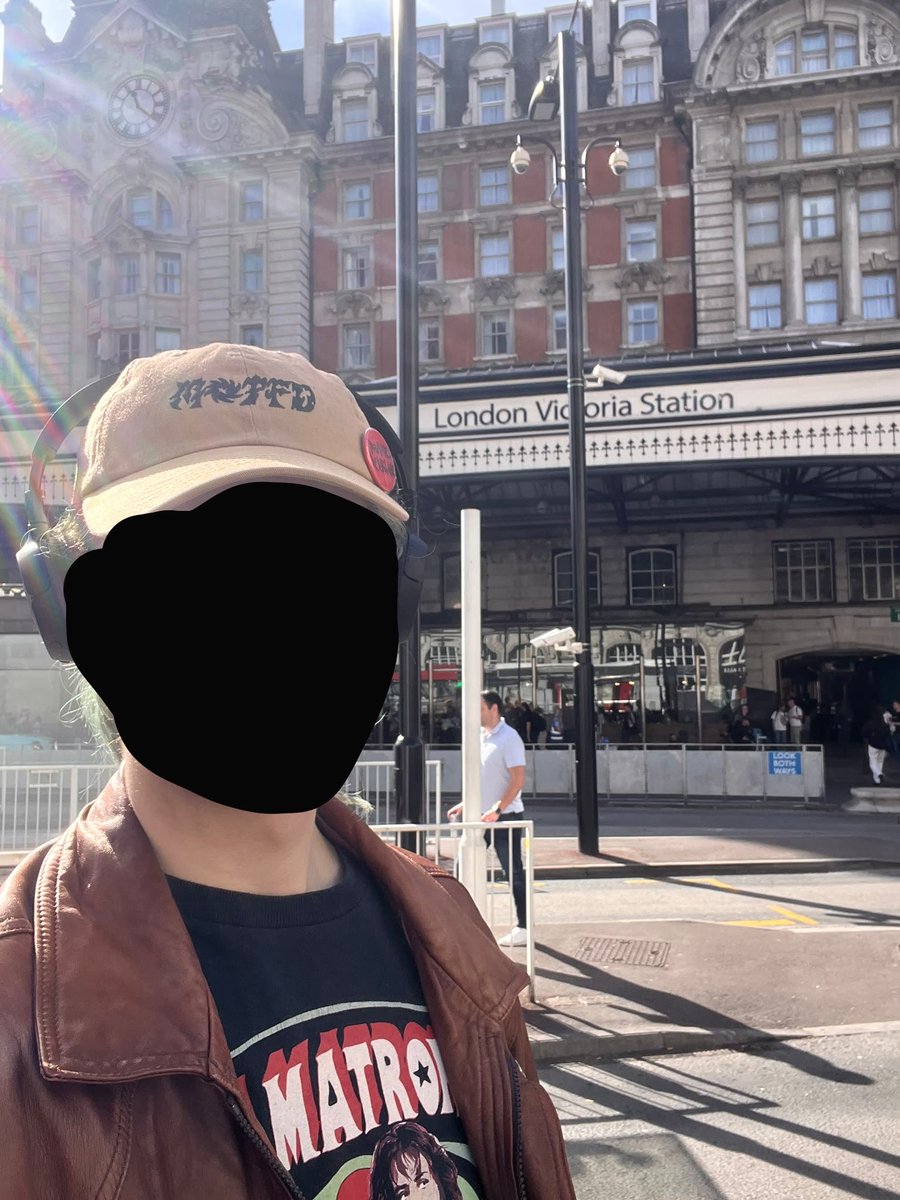 GraceNEET's tweet photo. Victoria > Paddington because there’s a spoons here and I can get a pre lunch pint https://t.co/sGtjw4Axg5