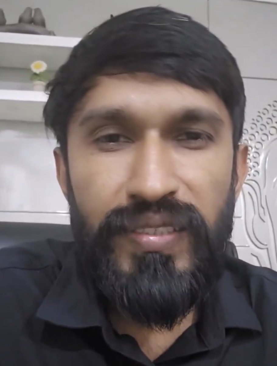 RoshanKrRaii's tweet photo. Bro kept exposing CIA secrets and kept calling congress agents of CIA

Then his baap released Van Dyke and he stopped speaking against CIA 

Tragedy 😭 https://t.co/6LFfKuT1IA
