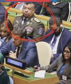homeroboscan's tweet photo. Como les parece...Los militares que cuidan a Delcy Rodríguez son los mismos que cuidaban a Maduro y que no aparecieron para nada cuando 72 marines asaltaron Fuerte Tiuna, mataron a 32 cubanos y se llevaron al cucuteño...Henry Navas Rumbos, jefe de espalderos de Maduro (No lo soltaba para nada) es el flamante comandante de la Guardia de Honor presidencial de Delcy y hasta la acompañó durante su oscura visita a la ONU...Este Navas Rumbos parece igual al Min-Defensa, Gustavo González López...Se las ingenian para estar bien con dios y con el diablo.