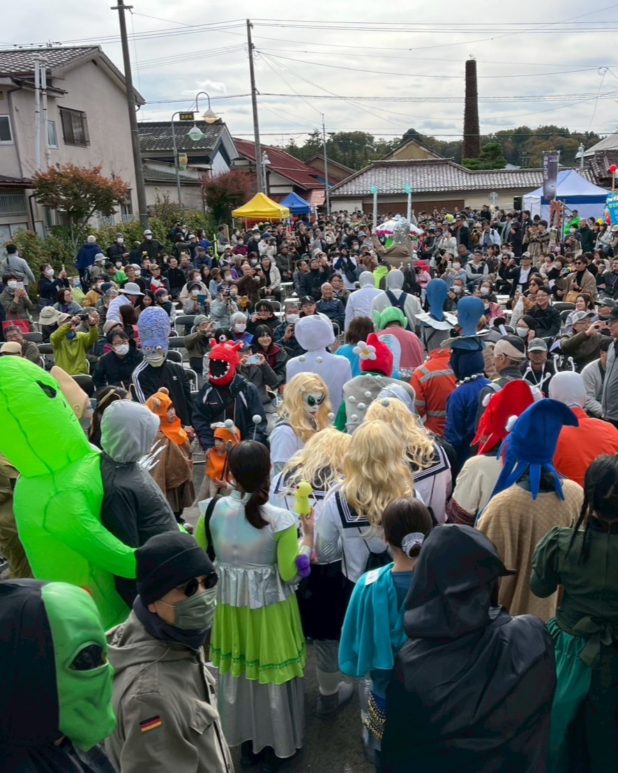 info_ufo's tweet photo. 👽🛸今年のハロウィンは、渋谷じゃなく飯野町でお待ちしております！

【UFOフェスティバル2026】
10/31(土)開催！
宇宙人仮装パレードは参加無料✨
🏆UFO大賞は賞金5万円！
三上丈晴 ＃月刊ムー 編集長も登場！
翌11/1(日)は千貫森ミステリーツアーも👽
▼詳細
https://t.co/EHPW8A8YFk

#UFOの里 https://t.co/vTAjcLKW62