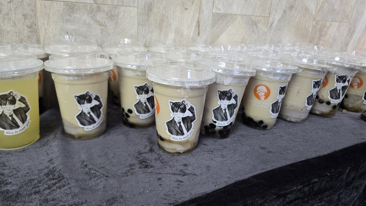 eajnoww's tweet photo. ในงานวันนี้มีเพื่อนๆชาวจีนสั่งน้ำมาแจกให้ทุกคนในงานได้กินกันด้วย ขอบคุณค่าาาา💙✨️

@JakeB4rever 
#BuildJakapan #Beyourluve https://t.co/aC0pEhDmUW