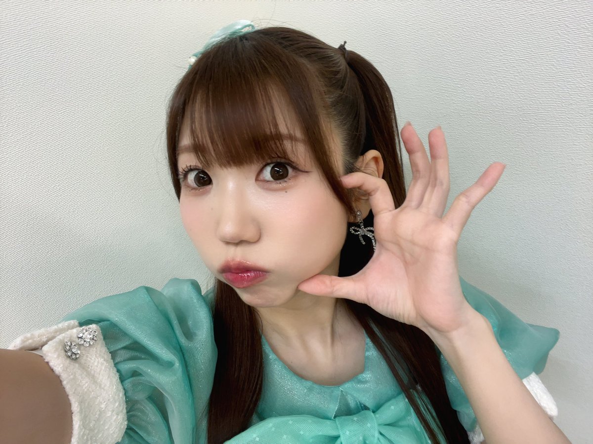 iRis_y_saki's tweet photo. タイトルマッチ！

リリイベありがとうごさきさま💚

今日は全員集合チェキもあったりして昔を思い出した！
たまにはいいね👍

この衣装、私の骨格にあってて、とても似合うから(当人比)ぜひ円盤でチェックしてね〜✨

そろそろインスタもあげたい！

#さきさまかわいい https://t.co/SxujnLDCYr