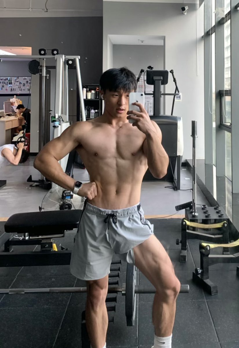 GolfSeiichi's tweet photo. 今日はトレーニングはここまでです。同年代の人や年上の男性は、こういう体型が好きですか？💪 https://t.co/uEb7RGV82W