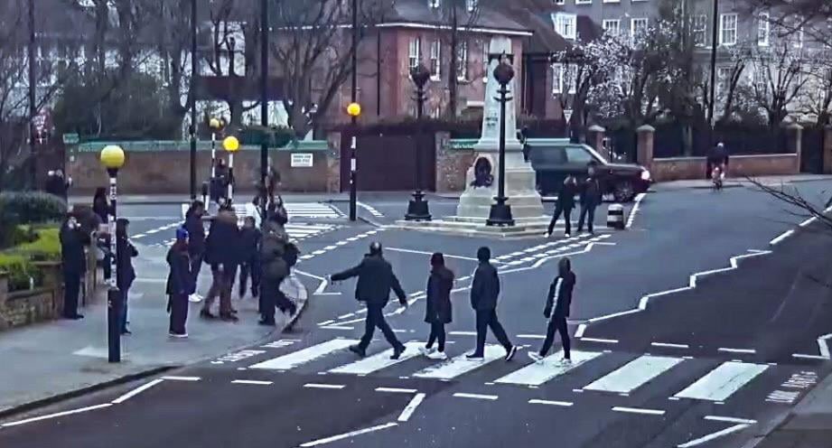yesterdaypills's tweet photo. 🎥 Forse non tutti lo sanno, ma esiste una pagina web chiamata “Abbey Road Crossing” che trasmette in diretta, ventiquattro ore su ventiquattro e per tutto l’anno, quello che succede sulle leggendarie strisce pedonali davanti agli Abbey Road Studios di Londra.

Basta collegarsi per osservare in tempo reale quello che è il passaggio pedonale più famoso al mondo.
Ogni giorno migliaia di persone arrivano qui per vivere un piccolo grande sogno: camminare sulle stesse strisce rese immortali da John Lennon, Paul McCartney, George Harrison e Ringo Starr sulla copertina di Abbey Road.
E guardando la diretta si può assistere di tutto: turisti emozionati che attraversano lentamente, gruppi di amici che provano a ricreare la storica camminata dei Beatles, musicisti che improvvisano qualche nota, fotografi in cerca dello scatto perfetto… fino a intere rievocazioni della copertina.
È un flusso continuo di persone, storie, di momenti che cambiano di secondo in secondo 
Se vi va di curiosare, collegatevi al sito e sbirciate in diretta chi sta vivendo, proprio ora, il suo piccolo sogno beatlesiano.
https://t.co/FBkk3qCSpU…

#Beatles #AbbeyRoad #Yesterdaypills