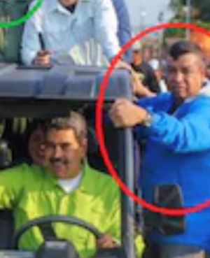 homeroboscan's tweet photo. Como les parece...Los militares que cuidan a Delcy Rodríguez son los mismos que cuidaban a Maduro y que no aparecieron para nada cuando 72 marines asaltaron Fuerte Tiuna, mataron a 32 cubanos y se llevaron al cucuteño...Henry Navas Rumbos, jefe de espalderos de Maduro (No lo soltaba para nada) es el flamante comandante de la Guardia de Honor presidencial de Delcy y hasta la acompañó durante su oscura visita a la ONU...Este Navas Rumbos parece igual al Min-Defensa, Gustavo González López...Se las ingenian para estar bien con dios y con el diablo.