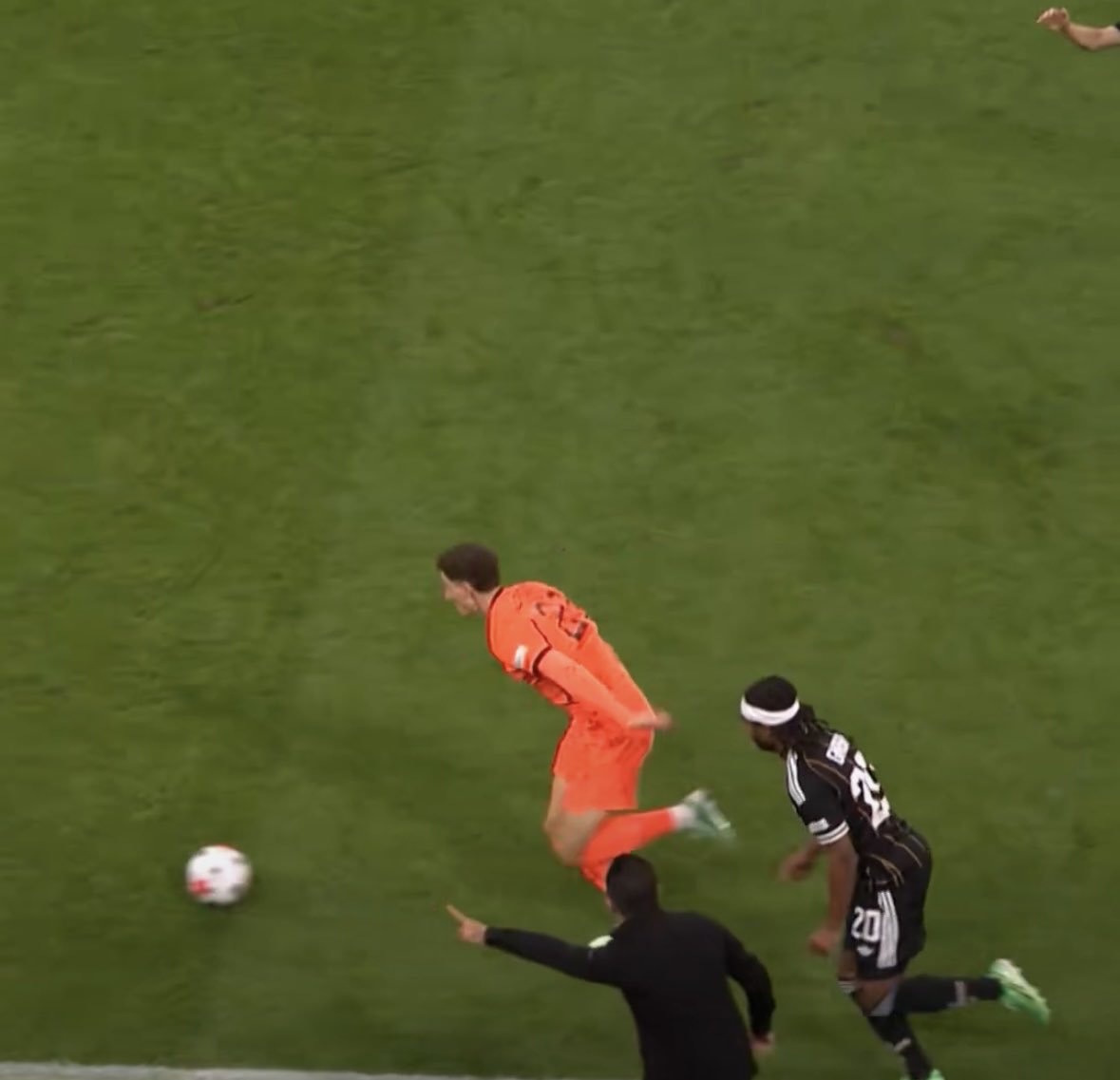 eddy_terstall's tweet photo. “Die kant op”, zei Xavi. Briljante vondst. Toch nog 1-1. https://t.co/CBlOW1FqOB