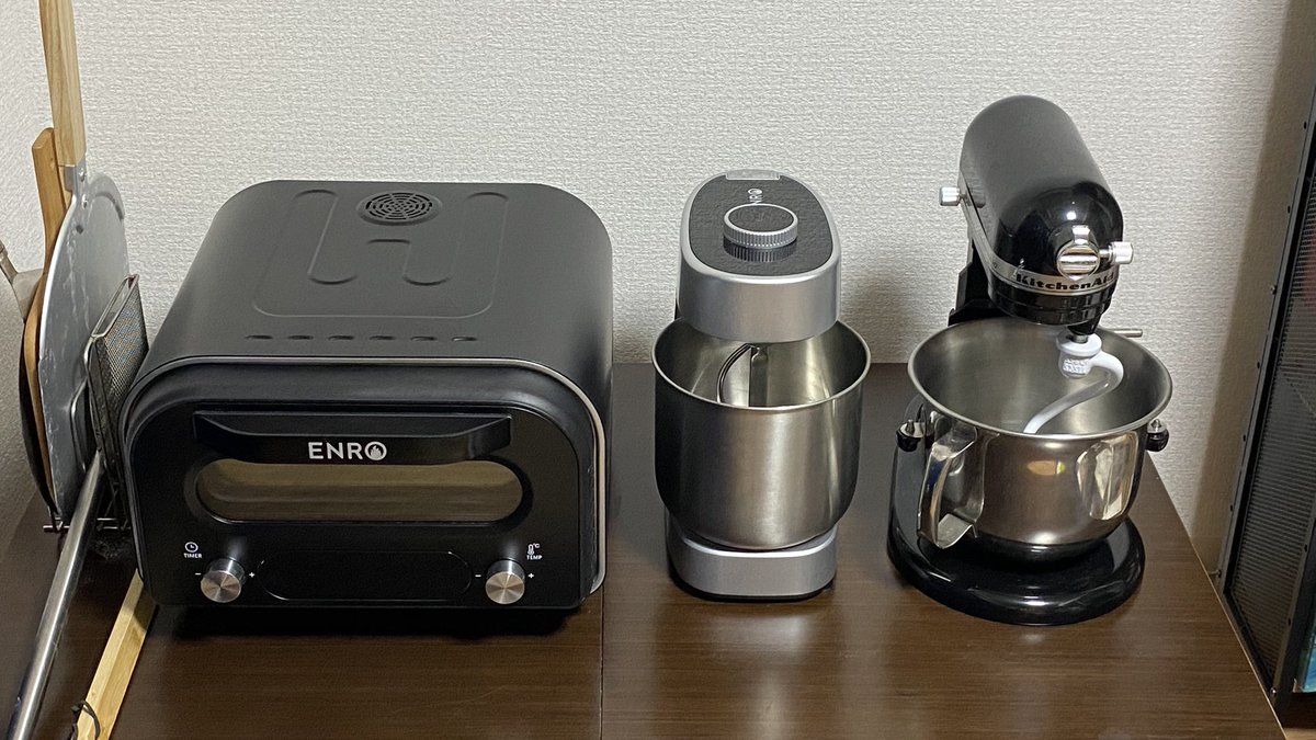WalkInCikarang's tweet photo. ENROスパイラルミキサーで初めての生地作り。サッコロッソ00粉1kg（加水率70%）で挑戦しましたが、シゴデキのブレーカーバーとスパイラルフックがムラなく生地を捏ねてくれ、スパチュラでのフォロー不要・圧倒的なグルテン量・高加水率のベタベタ無で、今までとレベチの生地ができて感激でした!!
#ENRO https://t.co/ApKYdDJlCu