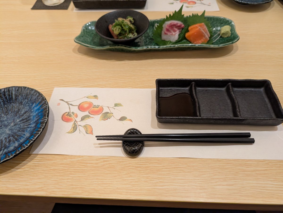 HMonkeydeerbear's tweet photo. ぶりのなめろう🐟️
カツオの藁焼き🌾
牛うに寿司🍣

どれもうめ～🤤
お酒も進むが眠気も進む🤣 https://t.co/jjsOLIYbf0