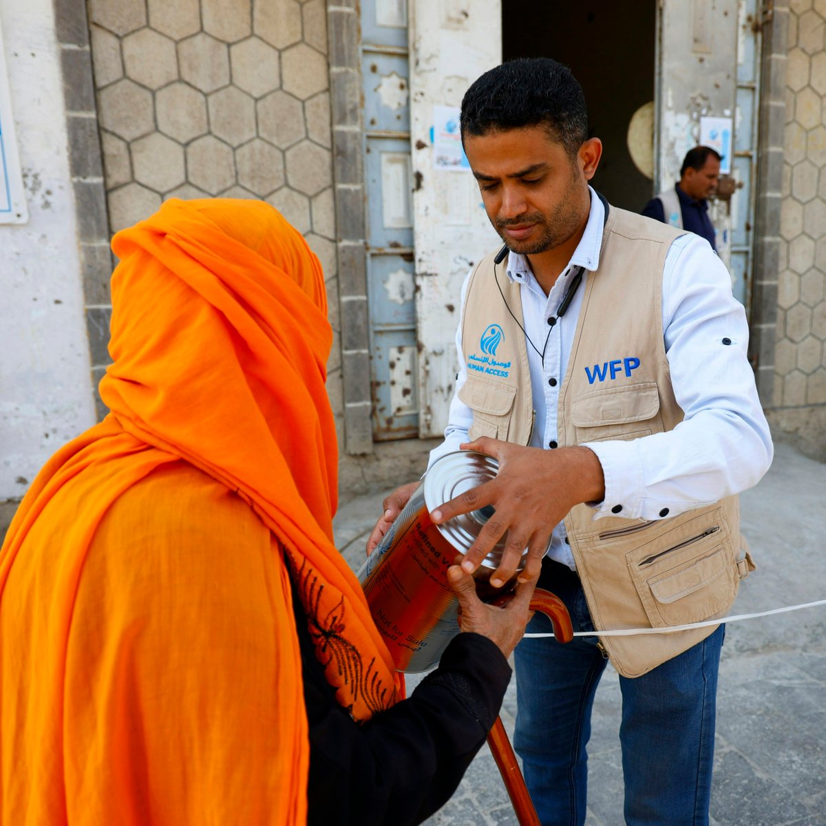 WFP_MENA's tweet photo. A WFP food basket provides food to families in need due to conflict or disaster.

Includes:
✅ Cereals
✅ Pulses
✅ Vegetable oil
✅ Iodized salt

WFP tailors baskets to local needs, sometimes offering cash or vouchers for direct shopping. https://t.co/AYBZGaavIj