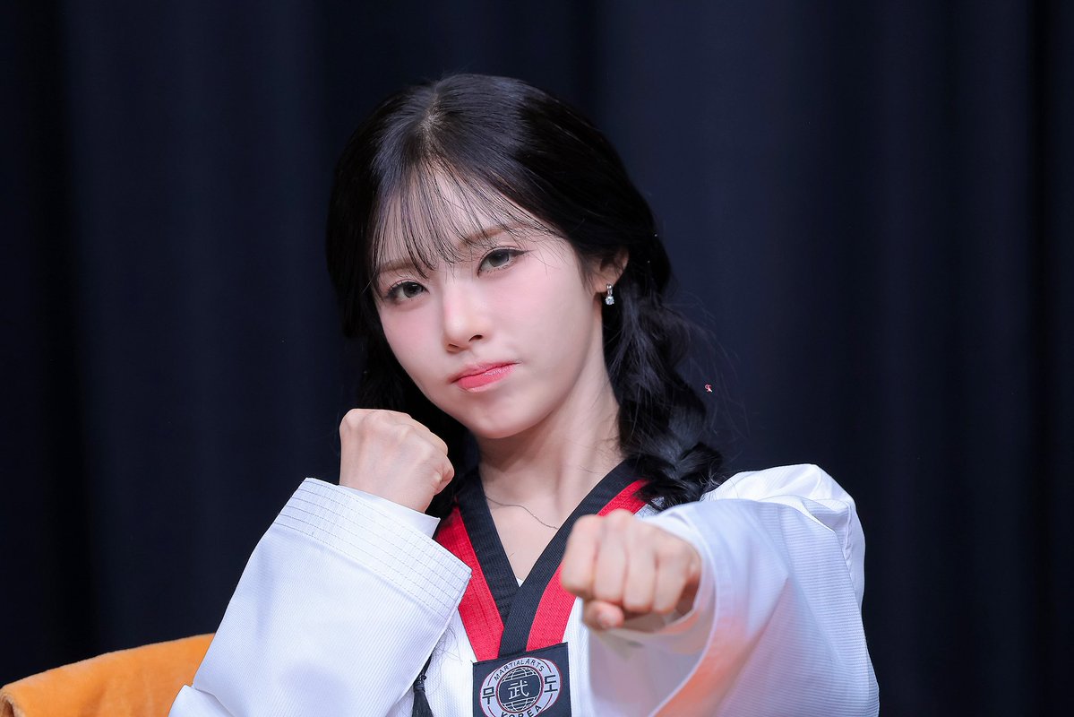 plovongbong's tweet photo. 260913
박지원 4p
태권소녀👊
#박지원 #지원 #프로미스나인 #fromis_9 
#PARKJIWON https://t.co/TDbP7RXuws