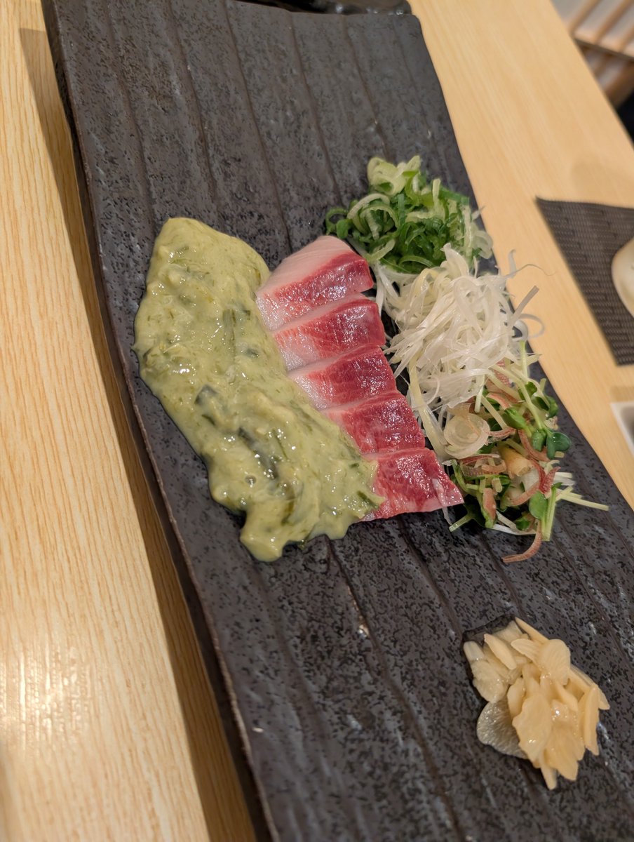 HMonkeydeerbear's tweet photo. ぶりのなめろう🐟️
カツオの藁焼き🌾
牛うに寿司🍣

どれもうめ～🤤
お酒も進むが眠気も進む🤣 https://t.co/jjsOLIYbf0