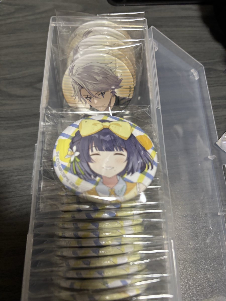 heatman_exe's tweet photo. 缶バッジケースに全部入れようとすると入らないし、学年で分けるとゆるゆるなんだよなあ...何か痛バには使わない予定でちょうど良い数缶バッジは....

よろしくな、若森。近いうちに一緒にハツボシストアに行こう。 https://t.co/BUZxkYVjC6