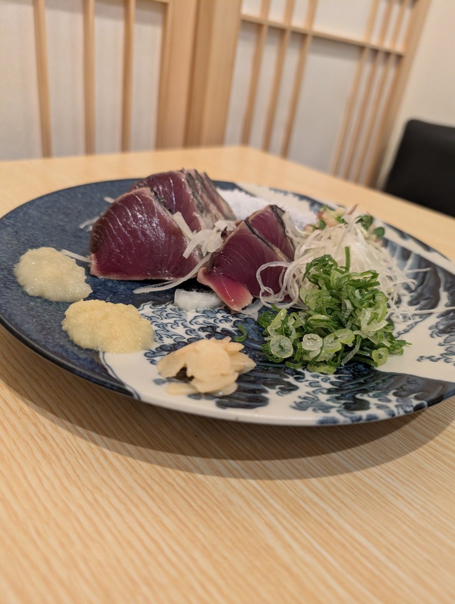 HMonkeydeerbear's tweet photo. ぶりのなめろう🐟️
カツオの藁焼き🌾
牛うに寿司🍣

どれもうめ～🤤
お酒も進むが眠気も進む🤣 https://t.co/jjsOLIYbf0