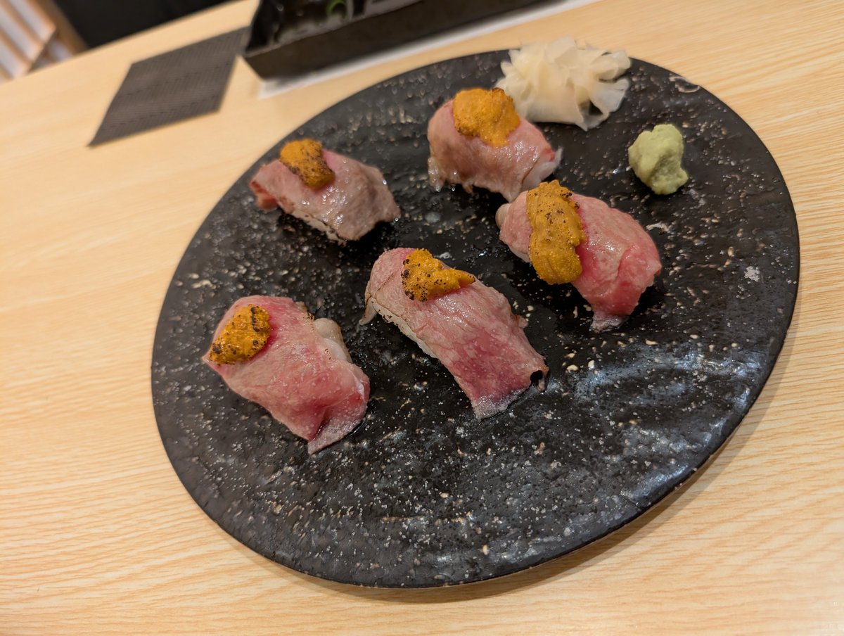 HMonkeydeerbear's tweet photo. ぶりのなめろう🐟️
カツオの藁焼き🌾
牛うに寿司🍣

どれもうめ～🤤
お酒も進むが眠気も進む🤣 https://t.co/jjsOLIYbf0