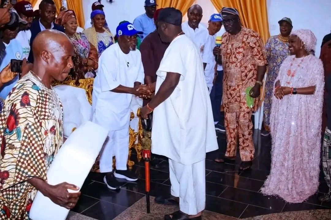 ifedayo_johnson's tweet photo. Why is Oyo APC Deputy Governor candidate shaking Alaafin of Oyo? 

Iru palapala wo re??? 

Wahala wa o! 😭 https://t.co/1aHJ2SXMw7