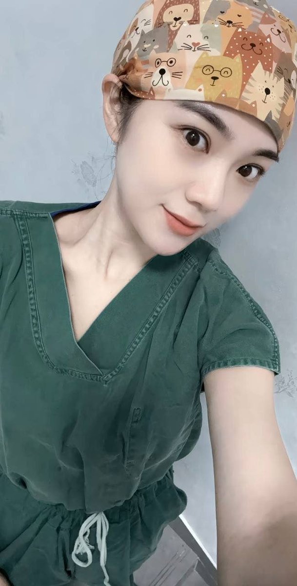 moritika_craft's tweet photo. 最近上班发现后门一个没有监控的死角可以拍点特别的照片，就是最近好像吃的有点多了，屁股越来越大啦~
有人想要捏一把嘛，报名后门见😈 https://t.co/D4NS6JUVmG