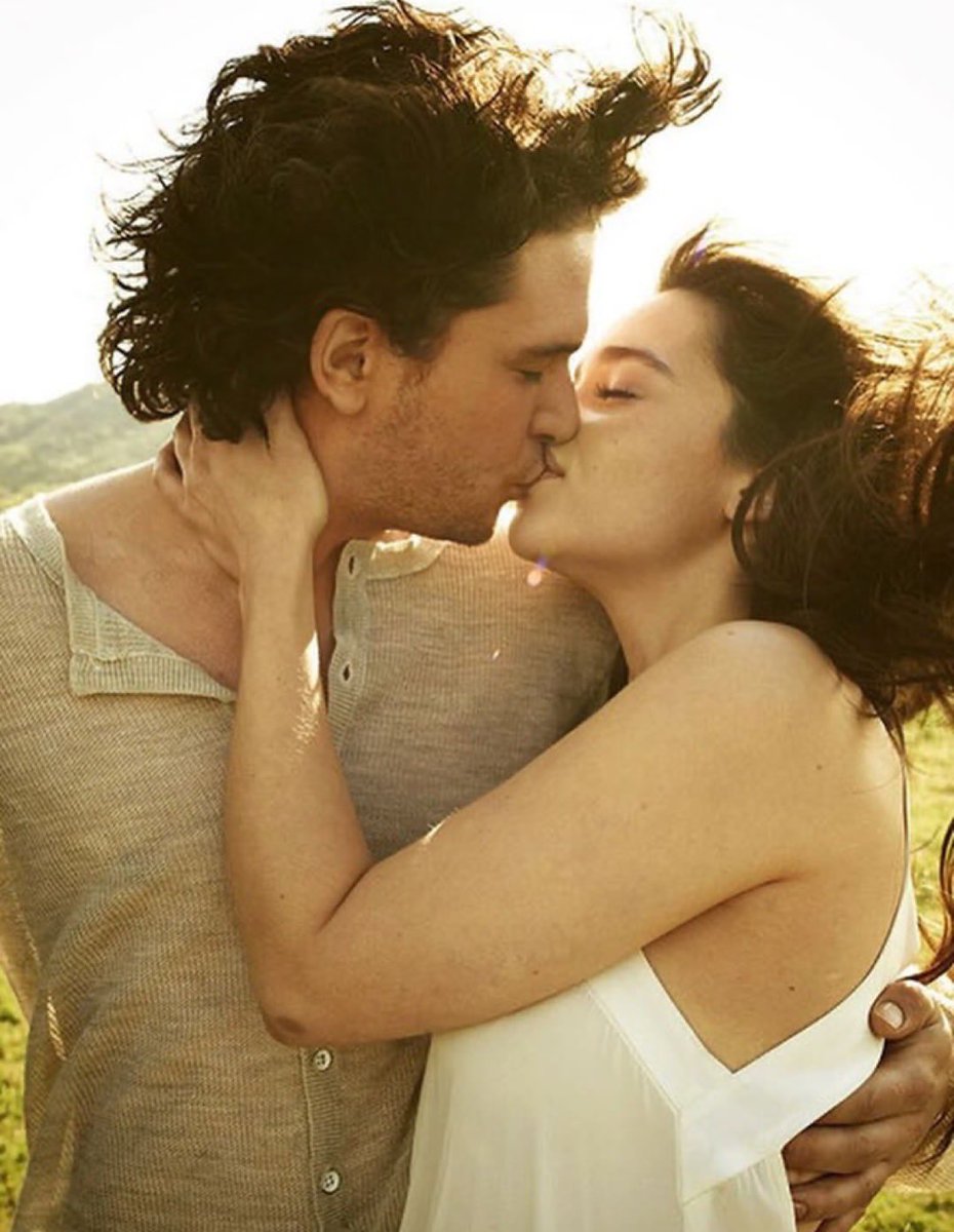 Utd_Valeria's tweet photo. back in 2012, Rolling Stone photographed Emilia Clarke, Kit Harington, Lena Headey and Alfie Allen ahead of Game of Thrones season 2.

photographer Peggy Sirota even asked Emilia and Kit to kiss for one of the shots, years before Jon Snow and Daenerys ever met on screen. https://t.co/uWD7xvlNSw