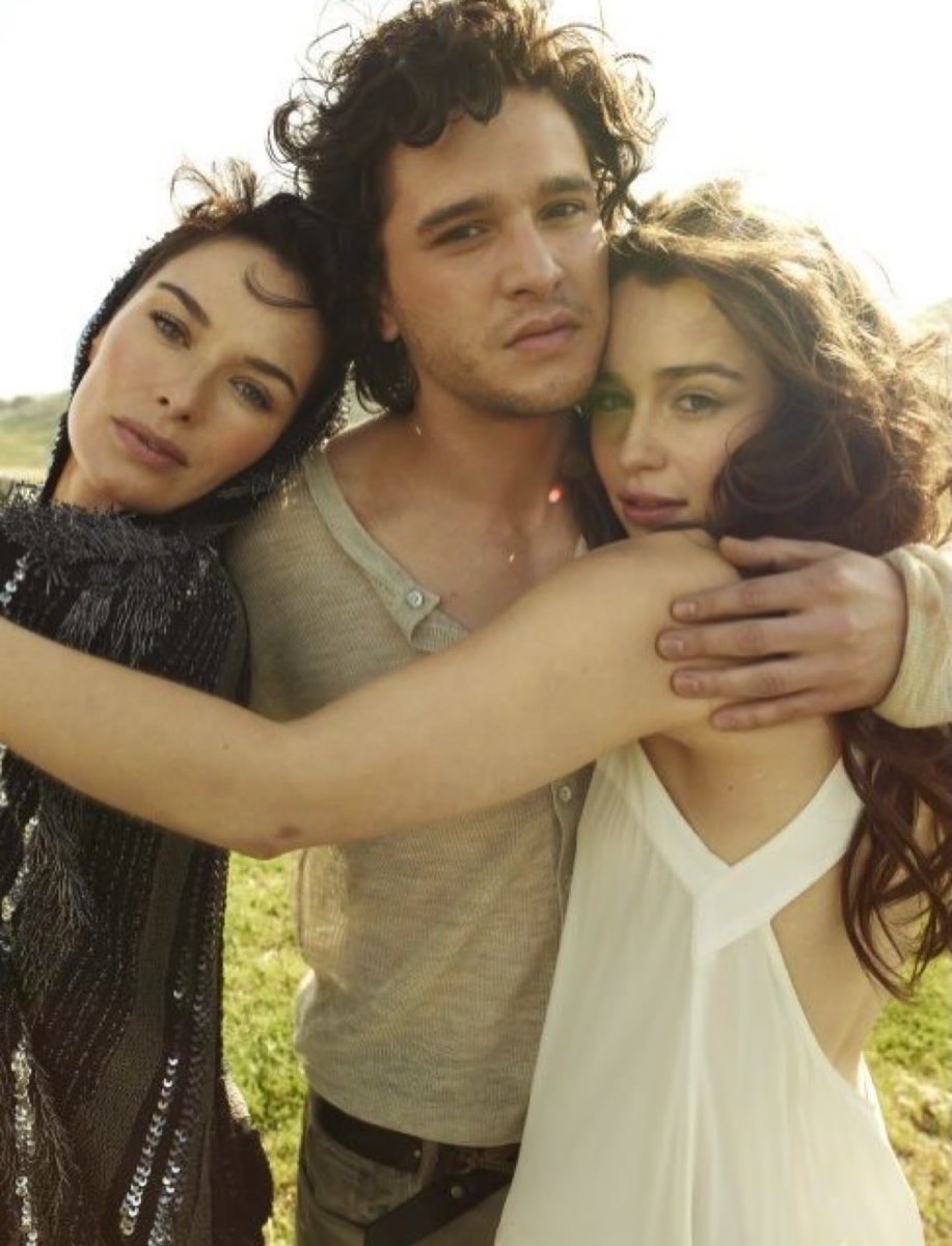 Utd_Valeria's tweet photo. back in 2012, Rolling Stone photographed Emilia Clarke, Kit Harington, Lena Headey and Alfie Allen ahead of Game of Thrones season 2.

photographer Peggy Sirota even asked Emilia and Kit to kiss for one of the shots, years before Jon Snow and Daenerys ever met on screen. https://t.co/uWD7xvlNSw