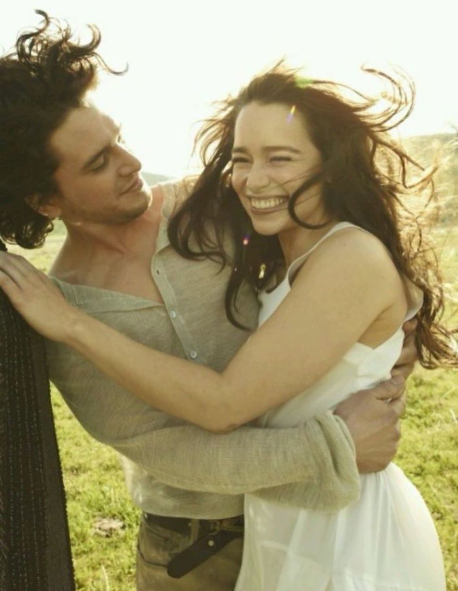 Utd_Valeria's tweet photo. back in 2012, Rolling Stone photographed Emilia Clarke, Kit Harington, Lena Headey and Alfie Allen ahead of Game of Thrones season 2.

photographer Peggy Sirota even asked Emilia and Kit to kiss for one of the shots, years before Jon Snow and Daenerys ever met on screen. https://t.co/uWD7xvlNSw