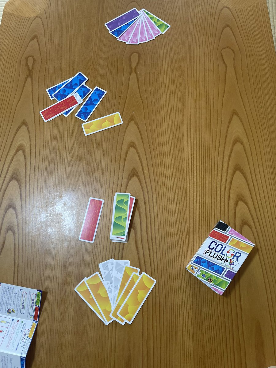 boadgameX's tweet photo. 先日旅行先で遊んだ　#ボードゲーム　は　#カラーフラッシュ　です。
手札の表裏や記憶力を駆使して、自分の手札をすべて同じ色に揃えることを目指します。手番では自分のカードを1枚裏返す，誰かにカードを1枚渡す、または山札の上に置く，誰かから1枚もらう、または山札の上から1枚引くが出来ます。 https://t.co/fZX4EGqPx2