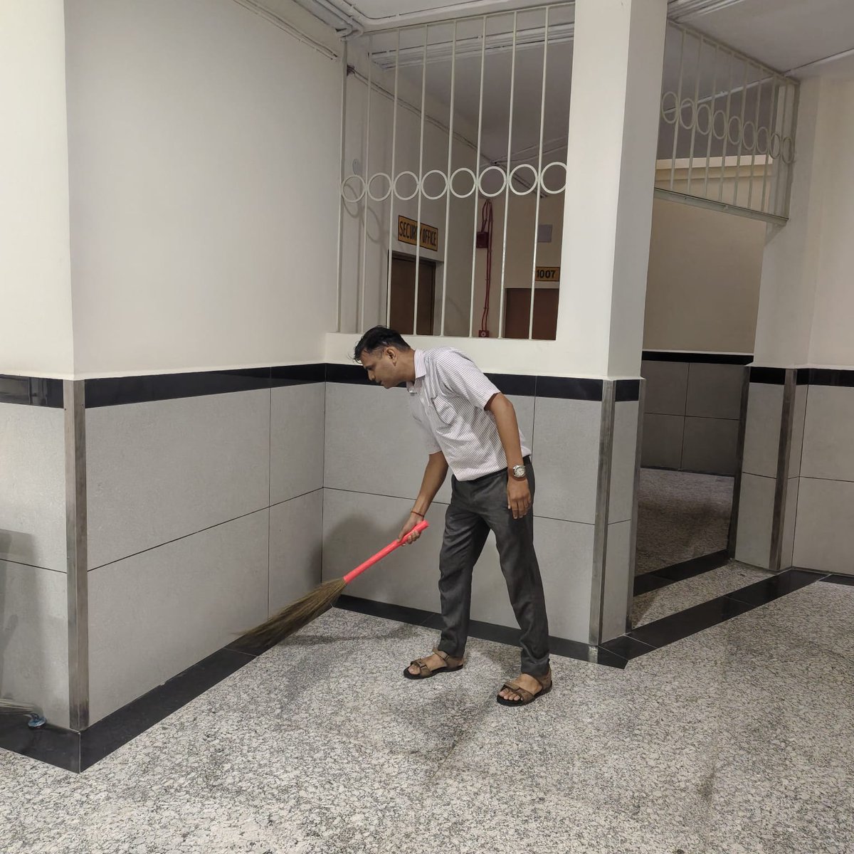estc_ramnagar's tweet photo. 📷 Swachhta Mein Sahbhag Drive at ESTC
As part of the ongoing Swachhta Mein Sahbhag Drive, cleanliness activities were carried out at the ESTC Boys’ Hostel, Kaniya, Ramnagar. https://t.co/VHrvx25onR