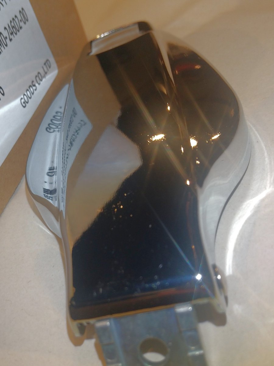 SingleRider_69's tweet photo. あ、ちなみにアウトレット品と言っても、ボディのメッキ仕上げがやや甘く、少しキズが付いてるくらいなので、私なら使用するのに特に気にならないレベルでしたよ。
(写真はキーシリンダーを取り外した状態です)
#SR400 #SR500 https://t.co/i34lWvya5Z