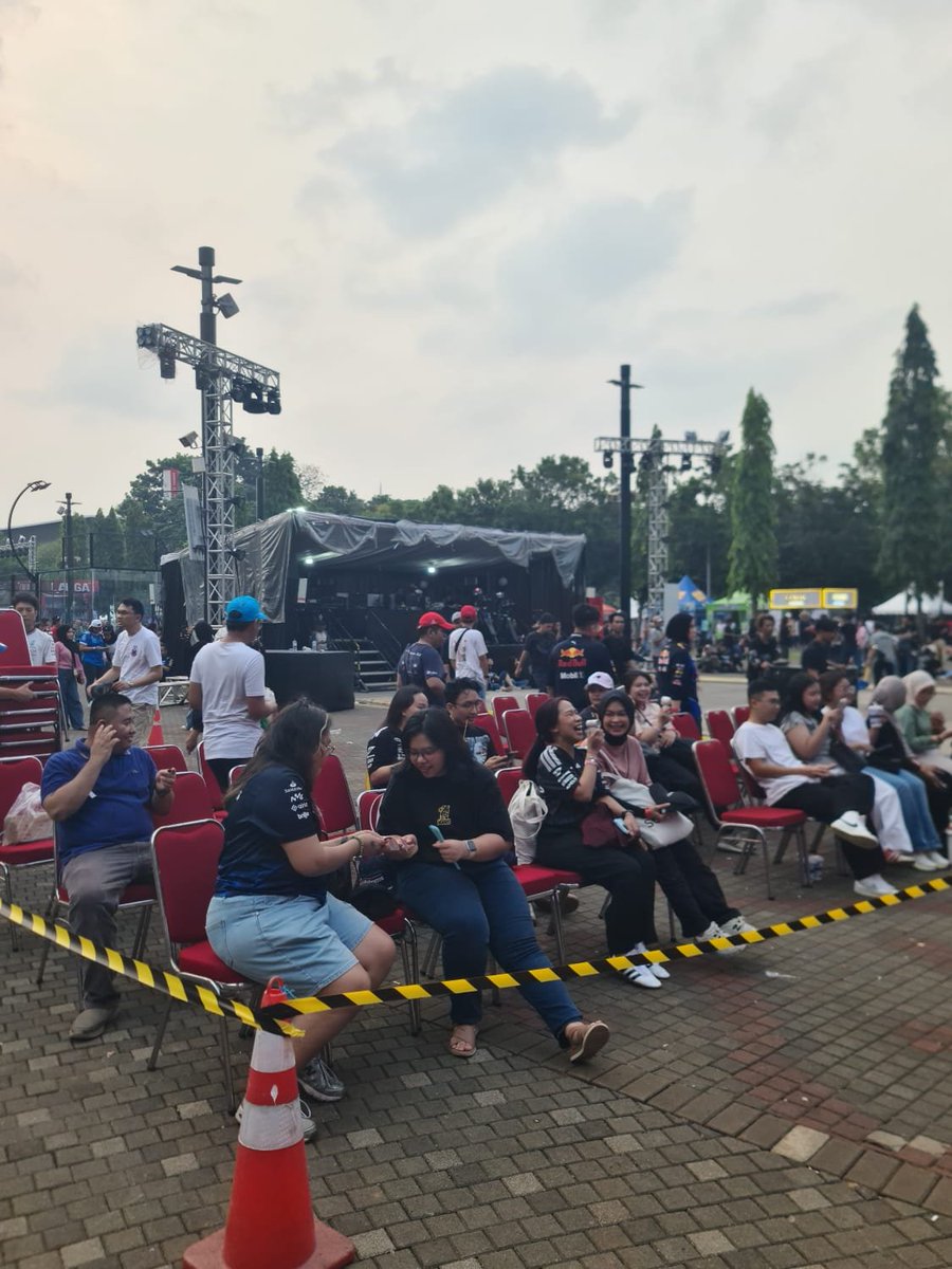 Bhangbens's tweet photo. #f1 #Nobar #AzerbaijanGP #Ifos 
Plaza Parkir Timur Senayan!! https://t.co/9ToKsTxHpf