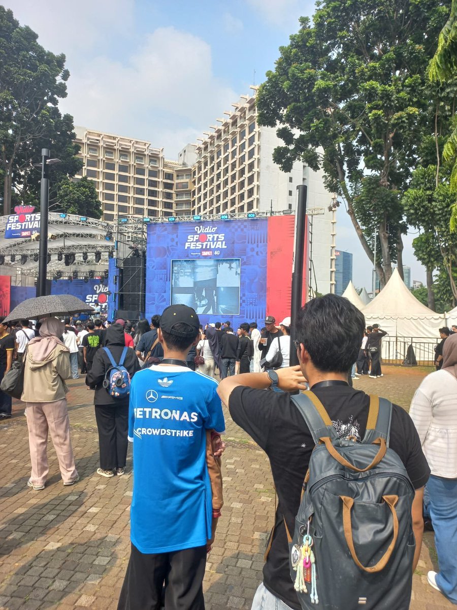 Bhangbens's tweet photo. #f1 #Nobar #AzerbaijanGP #Ifos 
Plaza Parkir Timur Senayan!! https://t.co/9ToKsTxHpf