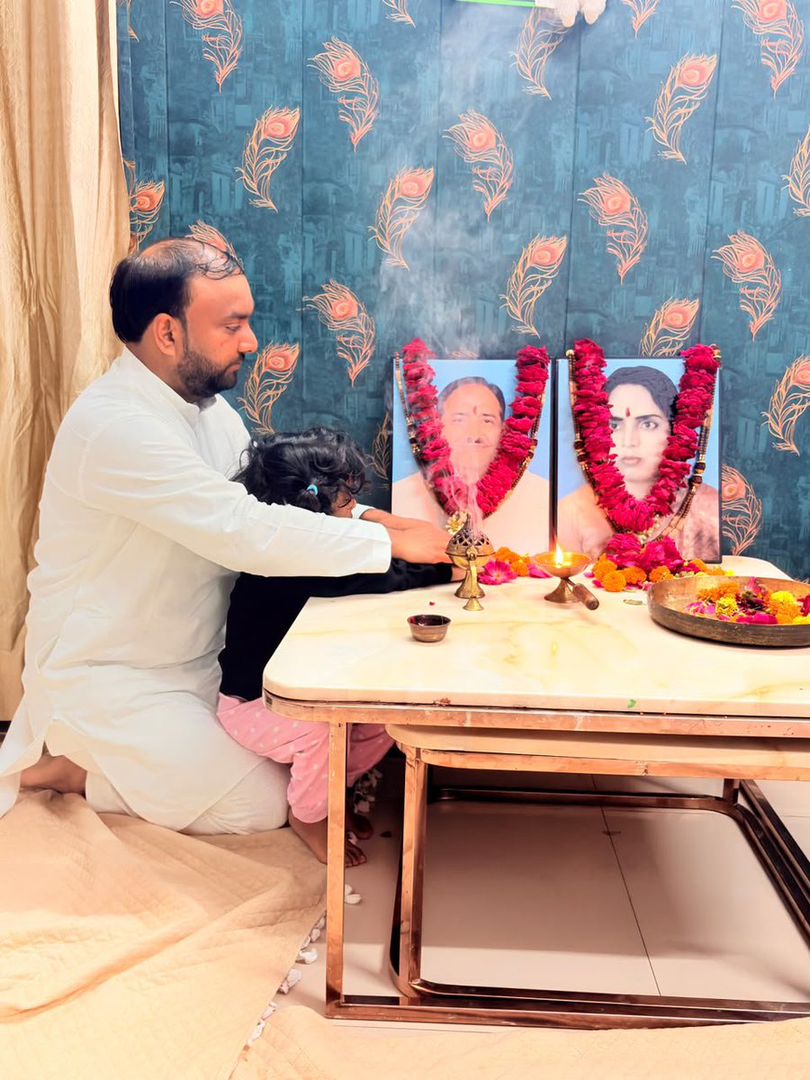 RahulShivGanes3's tweet photo. आज पिताजी की 10वीं पुण्यतिथि पर घर में परिवार के साथ विधि-विधान से पूजा-अर्चना कर उन्हें श्रद्धासुमन अर्पित किए।
दस वर्ष बीत गए, लेकिन उनकी कमी आज भी उतनी ही महसूस होती है। जीवन के हर कठिन मोड़ पर उनके संस्कार, उनकी सीख और उनका आशीर्वाद मुझे आगे बढ़ने की शक्ति देते हैं।
पिताजी, आपने जो रास्ता दिखाया, उसी पर चलना और आपके अधूरे सपनों को पूरा करना ही मेरे जीवन का संकल्प है।
आप भले ही हमारे बीच नहीं हैं, लेकिन हमारी हर प्रार्थना, हर खुशी और हर उपलब्धि में आपकी याद हमेशा जीवित रहेगी।
आपकी याद ही मेरी ताकत है और आपके संस���कार ही मेरी सबसे बड़ी विरासत। ❤️
आपके चरणों में कोटि-कोटि नमन। 🙏
राहुल लोधी एवं परिवार