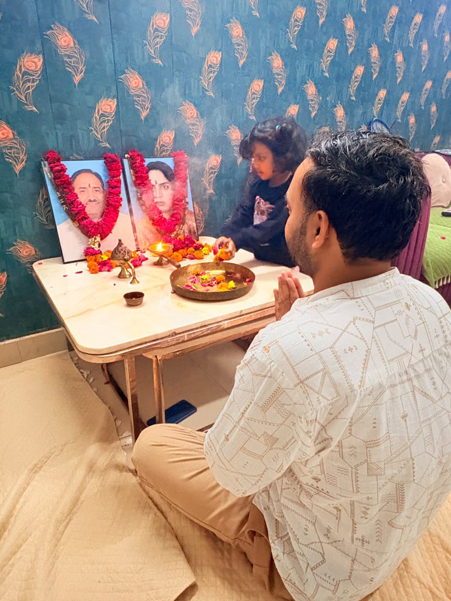 RahulShivGanes3's tweet photo. आज पिताजी की 10वीं पुण्यतिथि पर घर में परिवार के साथ विधि-विधान से पूजा-अर्चना कर उन्हें श्रद्धासुमन अर्पित किए।
दस वर्ष बीत गए, लेकिन उनकी कमी आज भी उतनी ही महसूस होती है। जीवन के हर कठिन मोड़ पर उनके संस्कार, उनकी सीख और उनका आशीर्वाद मुझे आगे बढ़ने की शक्ति देते हैं।
पिताजी, आपने जो रास्ता दिखाया, उसी पर चलना और आपके अधूरे सपनों को पूरा करना ही मेरे जीवन का संकल्प है।
आप भले ही हमारे बीच नहीं हैं, लेकिन हमारी हर प्रार्थना, हर खुशी और हर उपलब्धि में आपकी याद हमेशा जीवित रहेगी।
आपकी याद ही मेरी ताकत है और आपके संस���कार ही मेरी सबसे बड़ी विरासत। ❤️
आपके चरणों में कोटि-कोटि नमन। 🙏
राहुल लोधी एवं परिवार