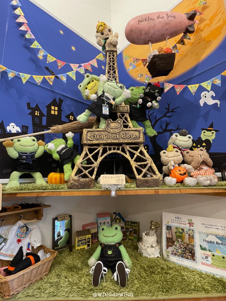 WINGdbWING's tweet photo. かき氷を食べたあと、ハロウ��ンの飾り付けがされたお店に行ってきたケロ🎃🐸

傘が要らないくらいの雨で済みました😊
#かえるのピクルス
#ラヴィラドピクルス https://t.co/VuUoxNqc5x