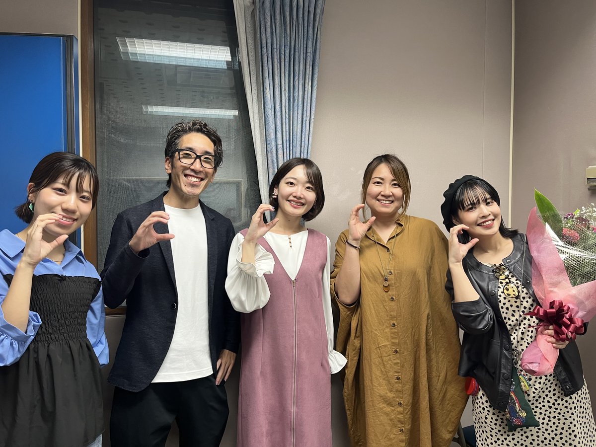 co_luckyfm's tweet photo. 最終回放送後、パーソナリティ全員集合が叶いました✨

（月）煙山ゆう
（火）MiC
（水）小菅玲菜
（木）木村仁美
（金）中村ナツ子
でした。

それぞれの今後の活動もCONNECT（応援）よろしくお願いします😎
改めまして、CONNECTをお聞きいただきありがとうございました！
#コネクト茨城 #LuckyFM https://t.co/iWSxjS3OHo