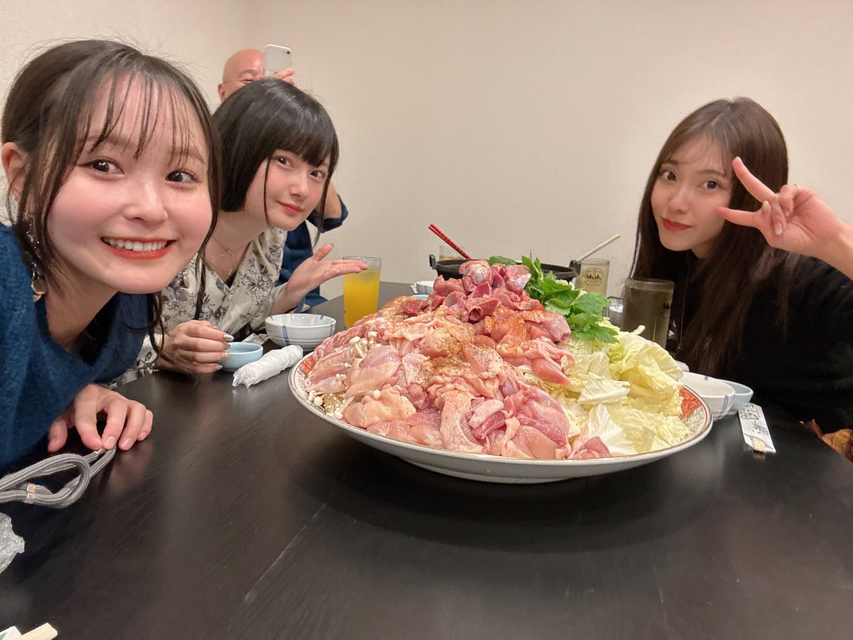 hirocameA7R4's tweet photo. １１月のバスツアー。
バスに乗ってるだけで絶景のロケ地に着いてしまい、素敵なモデルさん３名を撮影できます。うまい海鮮を食べ、爆盛の地鶏鍋で腹パンになる企画です。
申込フォーム公開は本日２０：００から。
（画像は去年のもの　今年はモデルさん変更あり） https://t.co/e8AADSQyiJ