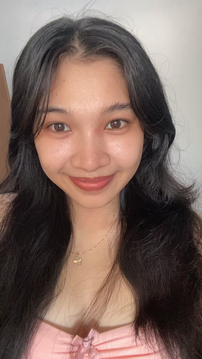 itsamarl's tweet photo. muka aku pas pake basic skincare malah keliatan bagus banget😭
tapi pas pake skincare yg banyak malah sering jerawatan😭😭 https://t.co/T8yyVZ7ziq